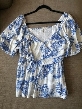 crown & ivy Blue and White Floral Puff-Sleeve Blouse